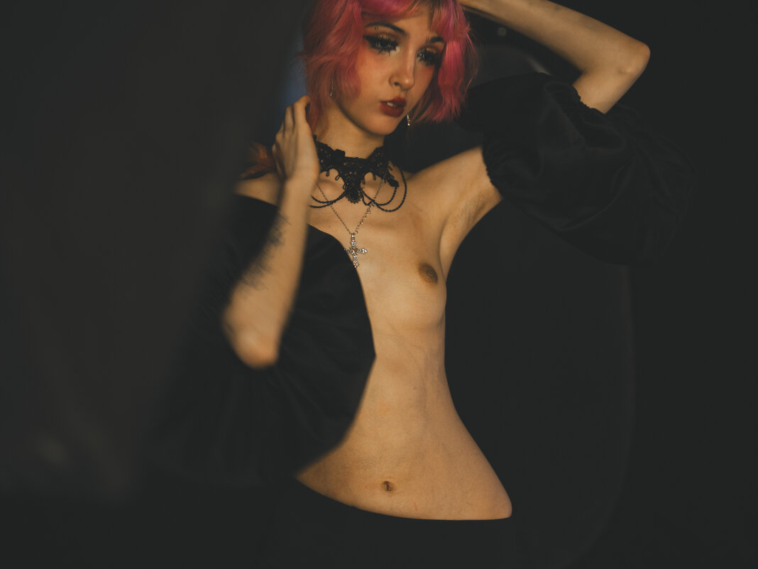 Девушка позирует - Илья Шенгелия Девушка позирует - Илья Шенгелия