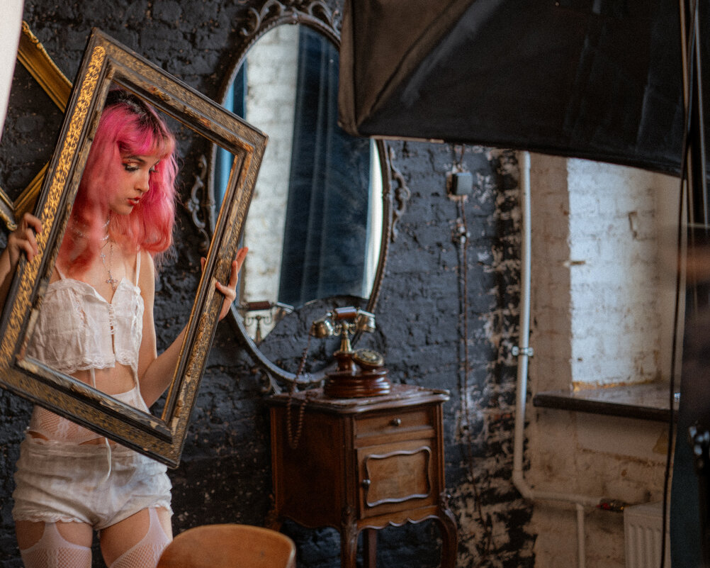 Девушка позирует - Илья Шенгелия Девушка позирует - Илья Шенгелия