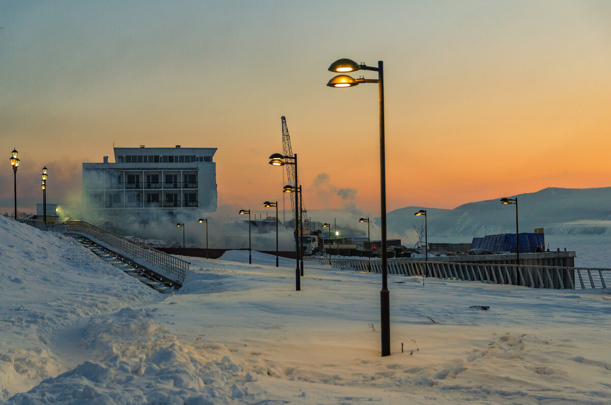Утром на набережной - Виктор Иванович Чернюк