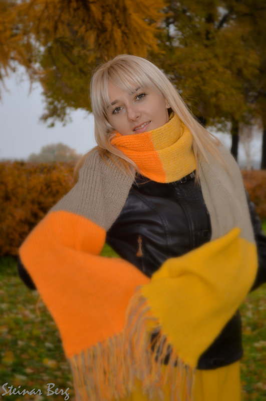 girl wearing a scarf in autumn - Steinar Berg 