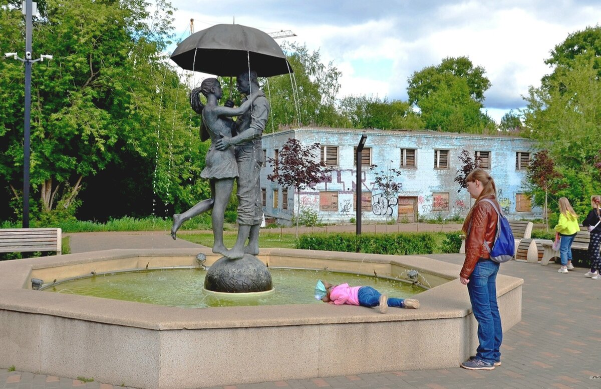 Влюбленные под зонтом. - Михаил Курзанцев
