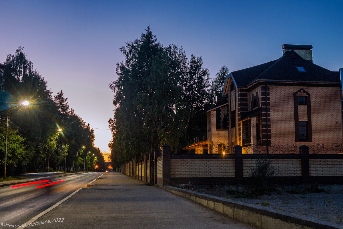Ухта, Коми. Рассвет на улице Чибъюская. Получила название от протекающей в парке реки Чибъю - Николай Зиновьев Ухта, Коми. Рассвет на улице Чибъюская. Получила название от протекающей в парке реки Чибъю - Николай Зиновьев