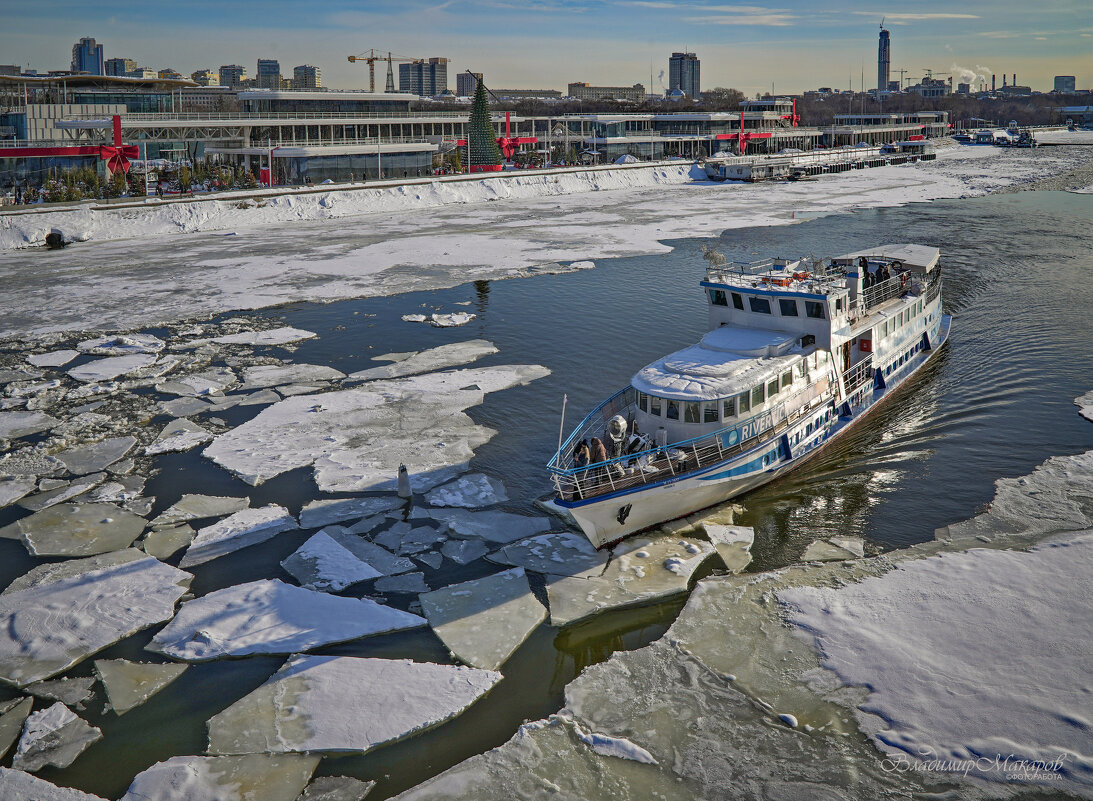 "Московская оттепель. Пробивной "Чижик" в полынье"© - Владимир Макаров