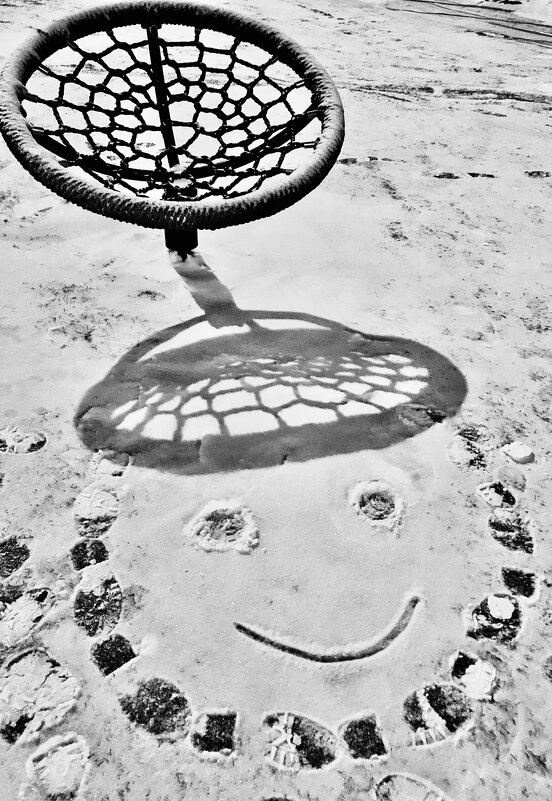 Смайлик на детской площадке. - Любовь 