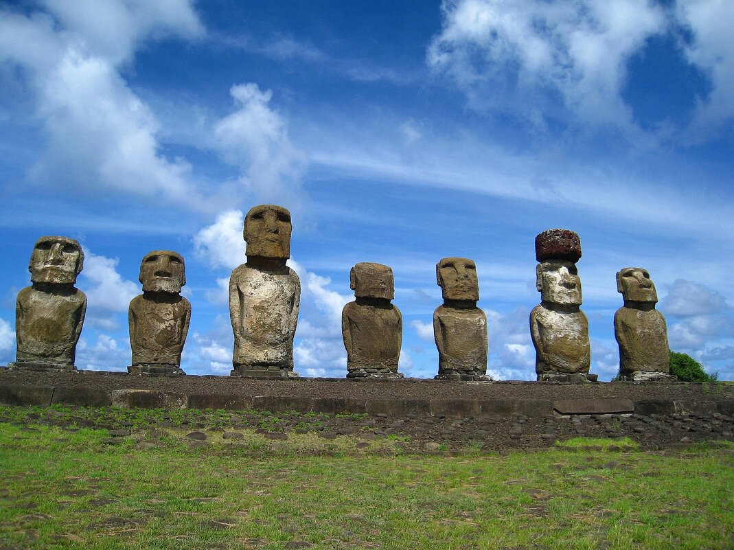 Знаменитые статуи моаи на острове Пасхи. - unix (Илья Утропов)