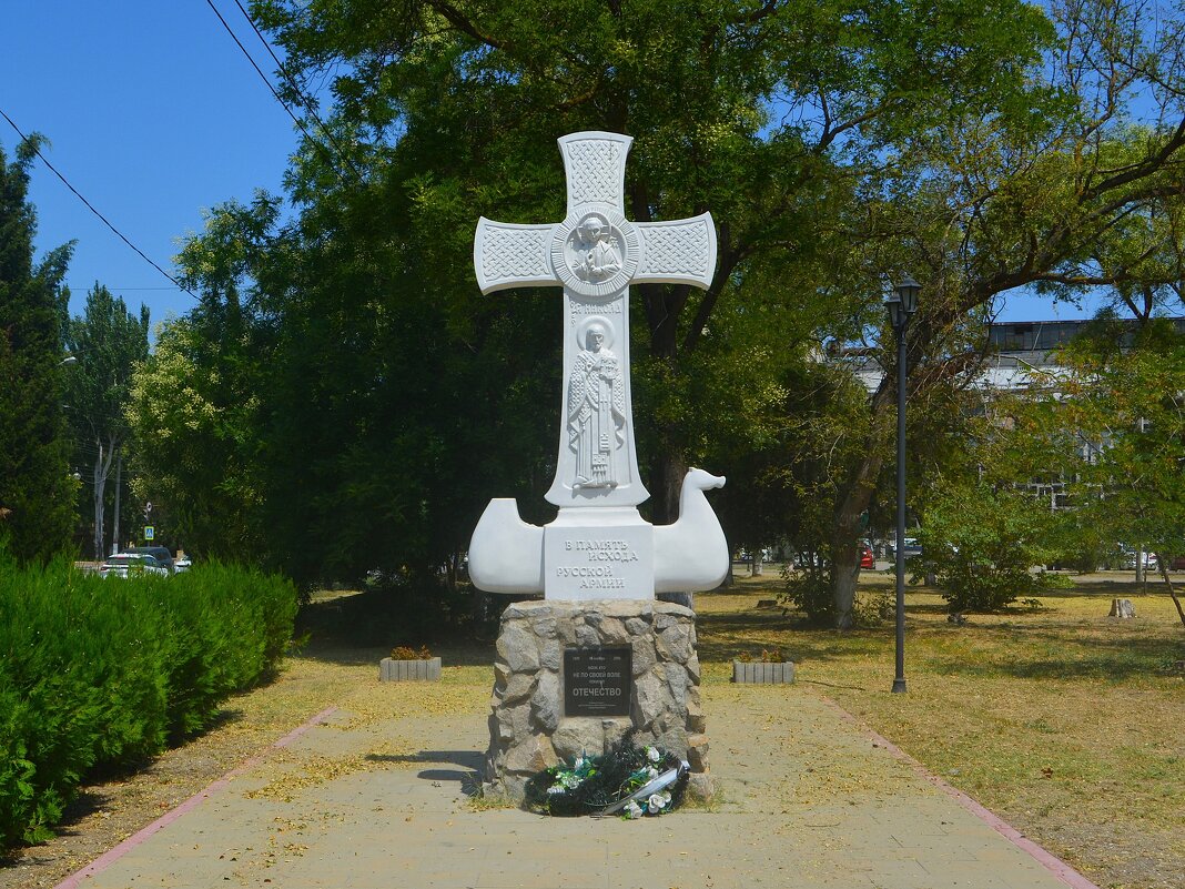 Керчь. Памятник «Исход Русской армии из Крыма». - Пётр Чернега Керчь. Памятник «Исход Русской армии из Крыма». - Пётр Чернега