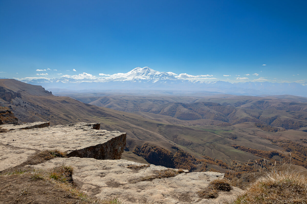 Там далеко Эльбрус. А кажется совсем близко. - Андрей Дурапов