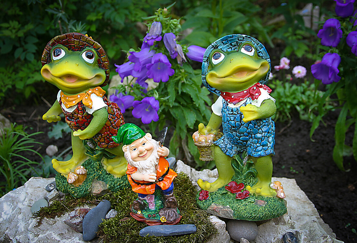 Обитатели клумбы. - Александр Дмитриев Обитатели клумбы. - Александр Дмитриев