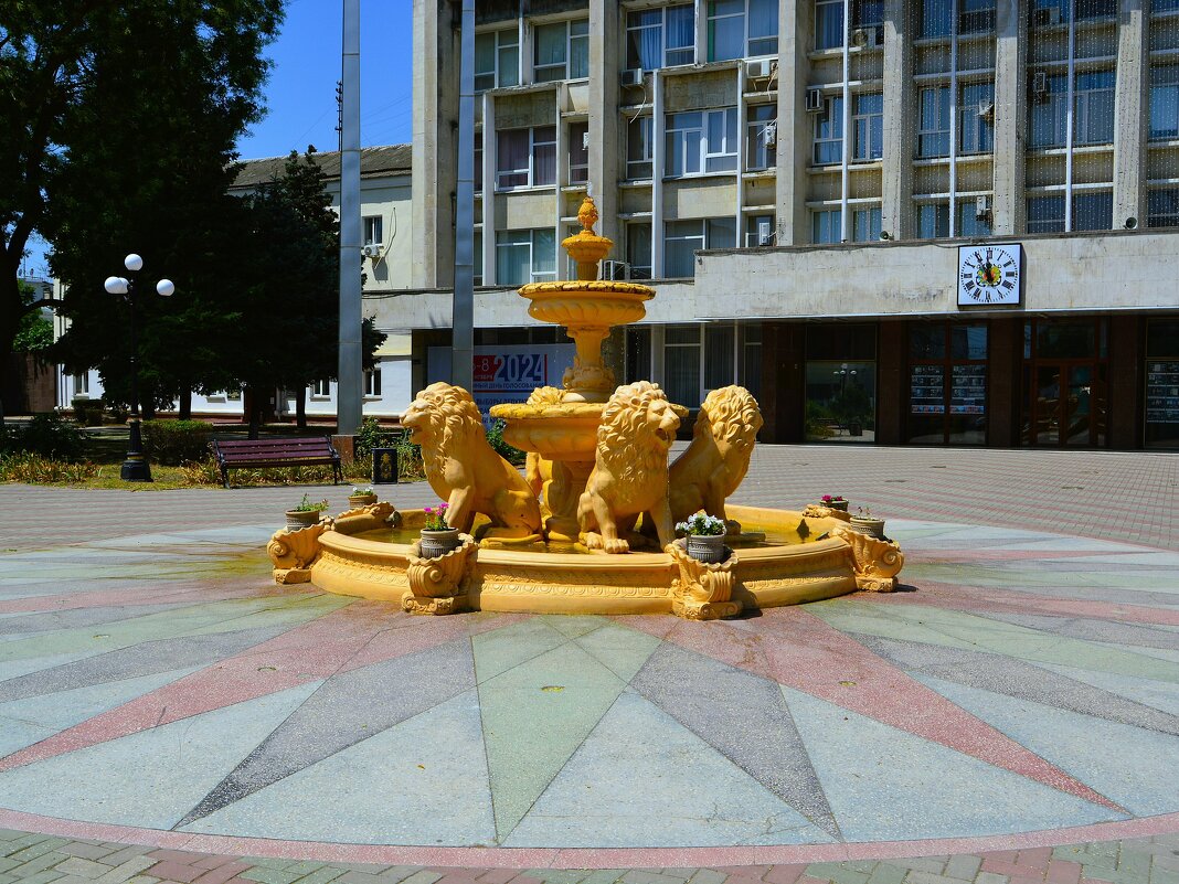 Керчь. Львиный (обновлённый) фонтан у здания Администрации. - Пётр Чернега