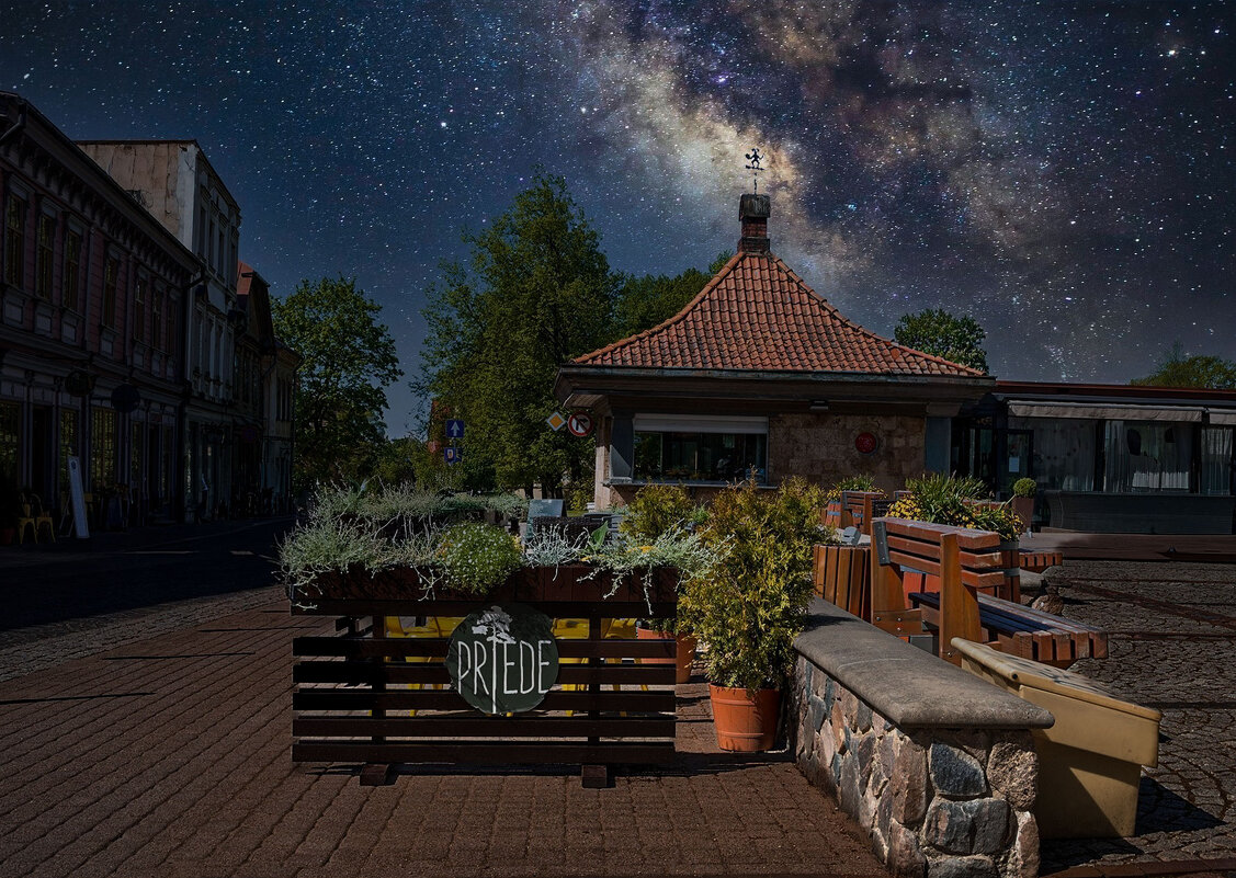 Где-то в небольшом городке, на небольшой площади. - Vlaimir 