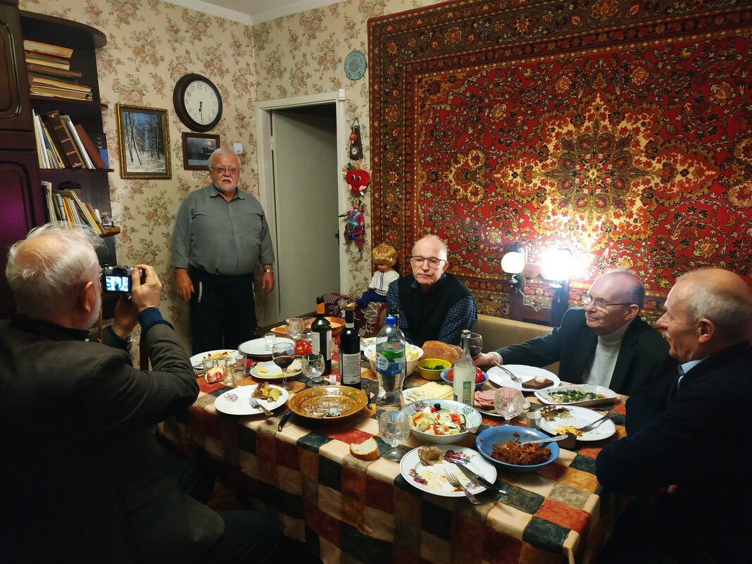 Мы все из одной группы набора 1972 г. физфака МГУ - Андрей Лукьянов