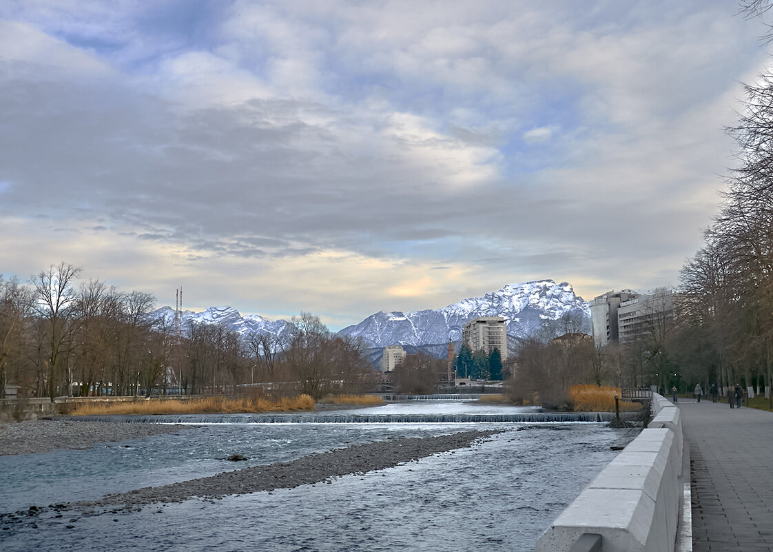 городская набережная р.Терек и гора Столовая ( высота 3000м) - Олег Стасенко