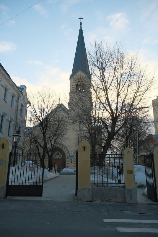 Центр Москвы. Евангелическо-лютеранский кафедральный собор святых Петра и Павла - Лютый Дровосек Центр Москвы. Евангелическо-лютеранский кафедральный собор святых Петра и Павла - Лютый Дровосек