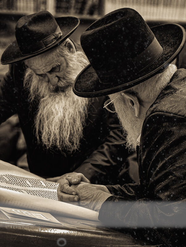 וַיְהִ֖י בִּימֵ֣י אֲחַשְׁוֵר֑וֹשׁ - Shmual & Vika Retro