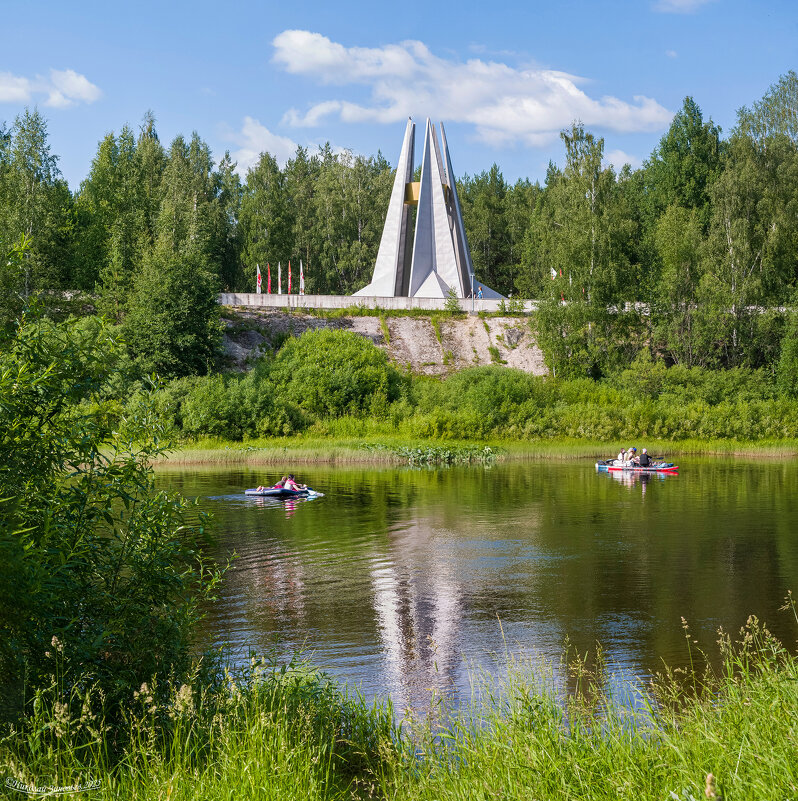 Вечный Огонь в Ухте на высоком берегу реки Ухта - Николай Зиновьев