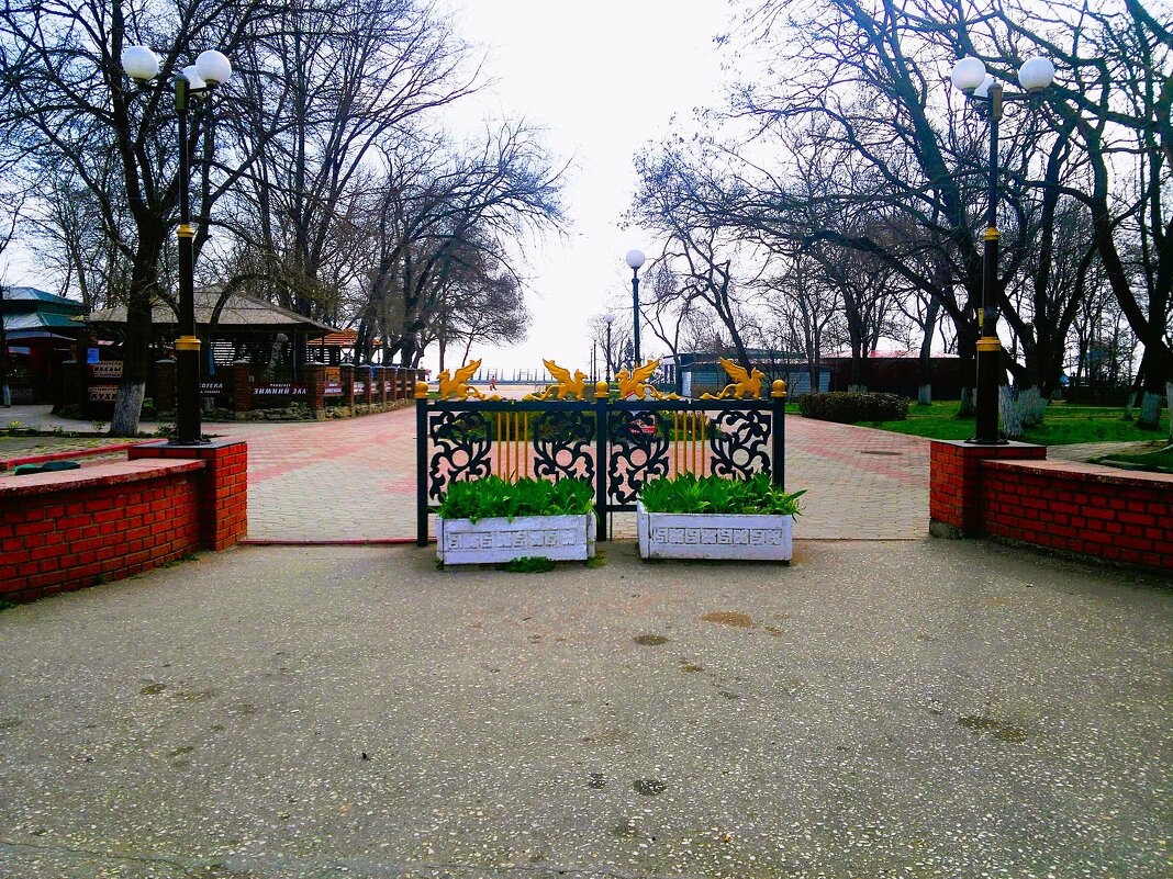 Керчь. Вход в парк Аттракционов весной. - Пётр Чернега