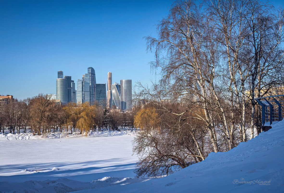 "На Новодевичьих "по-весеннему"© - Владимир Макаров