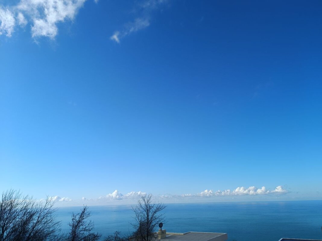 Морской пейзаж с ясным голубым небом. - Serega SchütZ