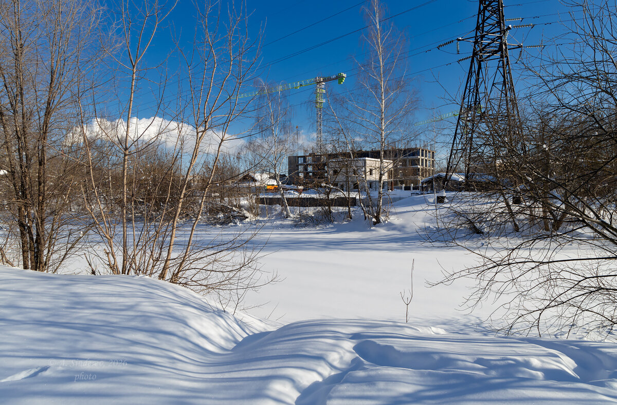 Городская речка под снегом - Александр Синдерёв