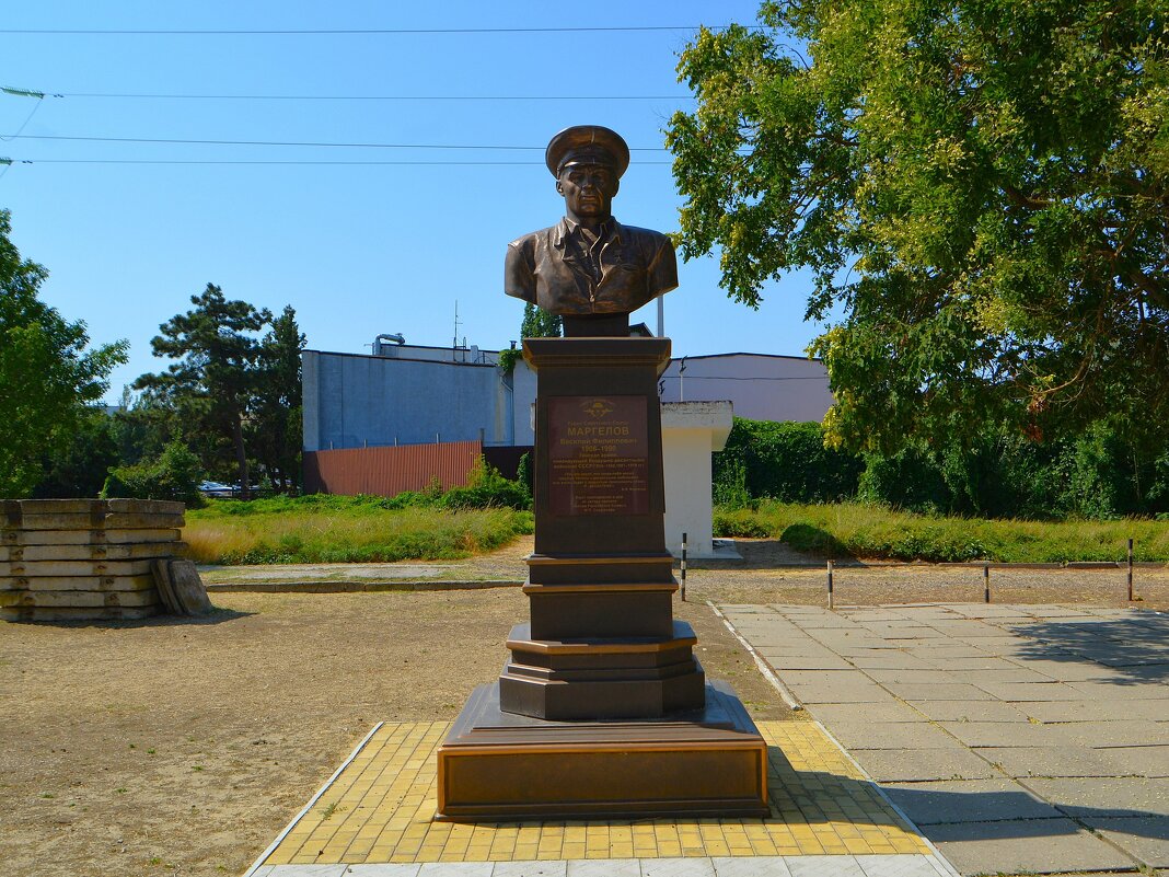 Керчь. Памятник Василию Филипповичу Маргелову. - Пётр Чернега