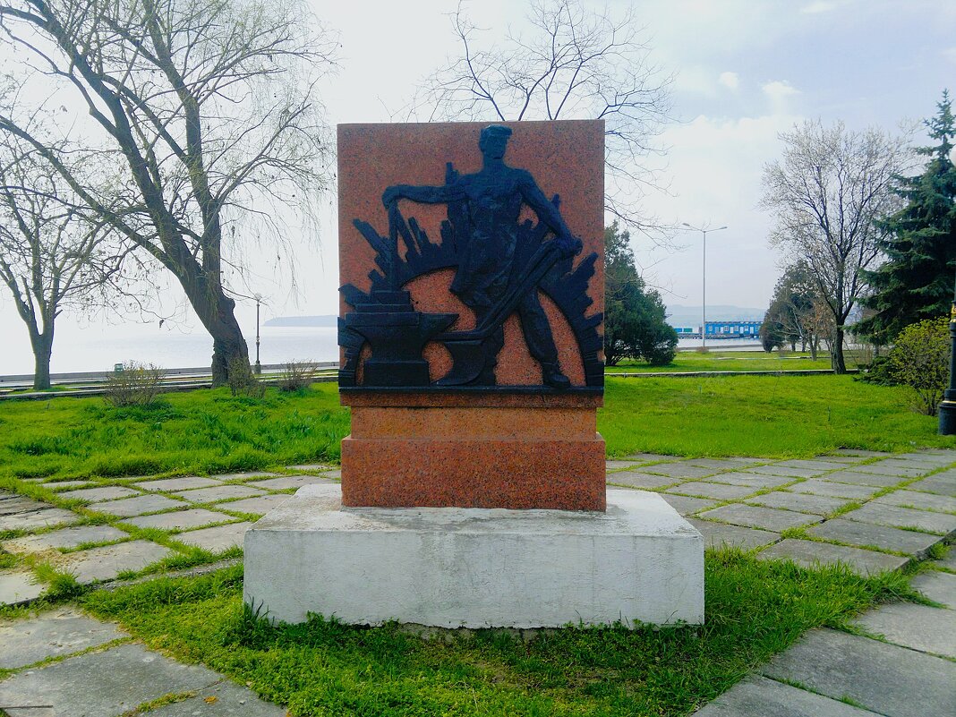 Керчь. Памятник 50-летию образования СССР. - Пётр Чернега