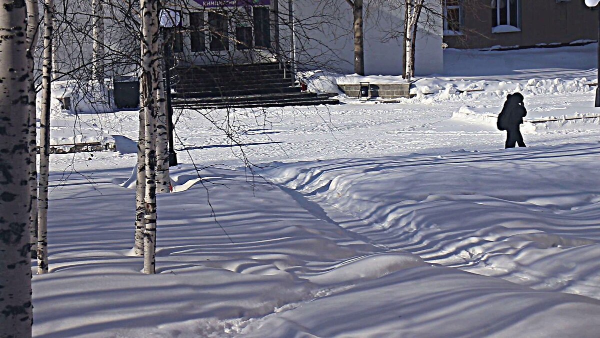 Март.... Школьник с  сотовым по бульвару! - Владимир 