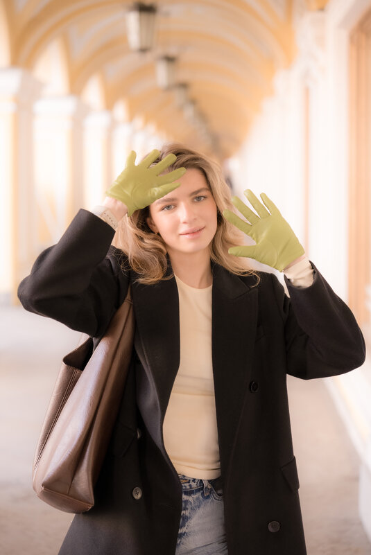 Девушка в перчатках - Илья Шенгелия