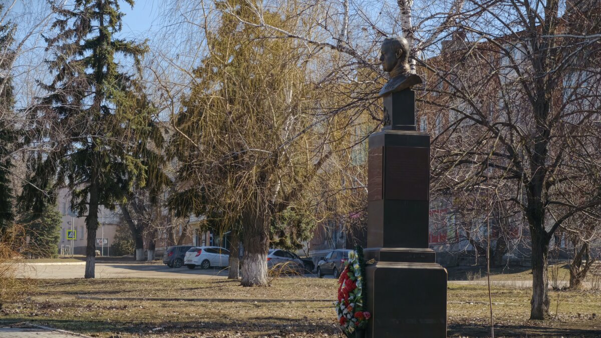 Памятник маршалу Жукову в сквере - Мариша 