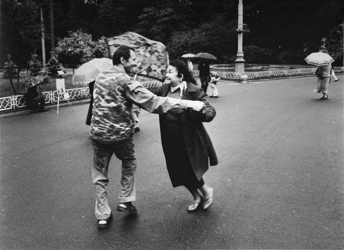 Танцы под дождём - Сергей Золотавин