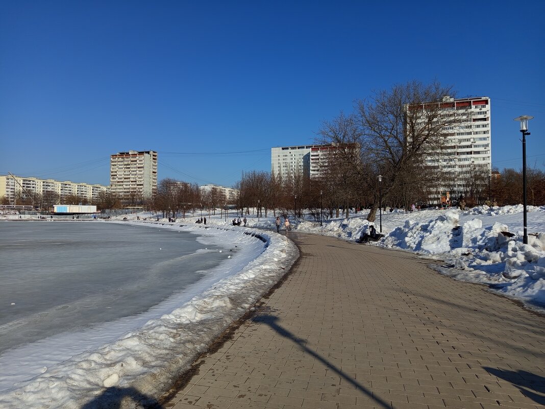 Март в городе - Андрей Лукьянов Март в городе - Андрей Лукьянов
