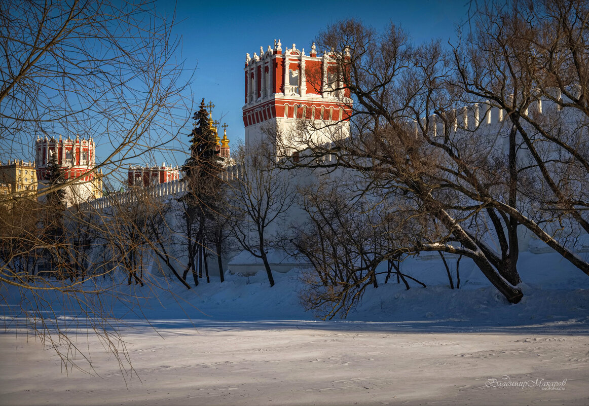 "У монастырской стены. Пруд"© - Владимир Макаров