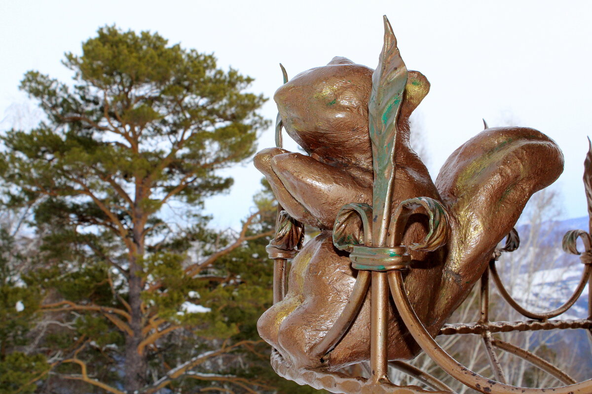 Белочка в оформлении ограждения "Хозяина горы" - Татьяна Лютаева Белочка в оформлении ограждения "Хозяина горы" - Татьяна Лютаева