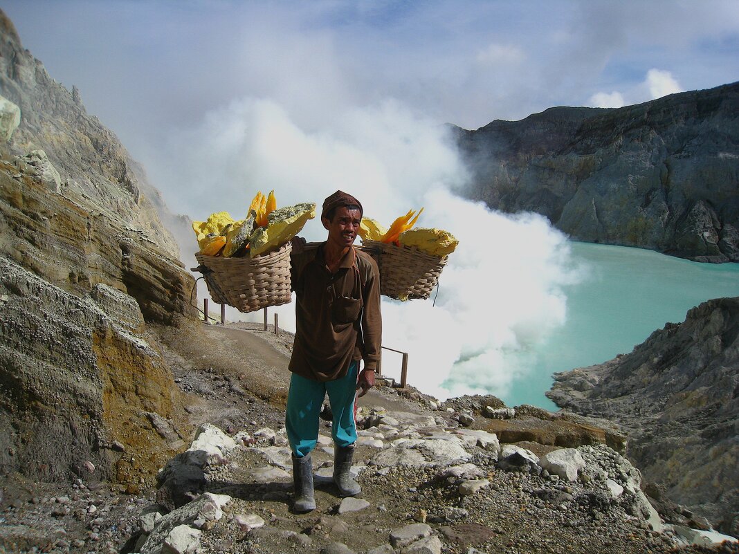 Переноска серы на вулкане Иджен. - unix (Илья Утропов) Переноска серы на вулкане Иджен. - unix (Илья Утропов)