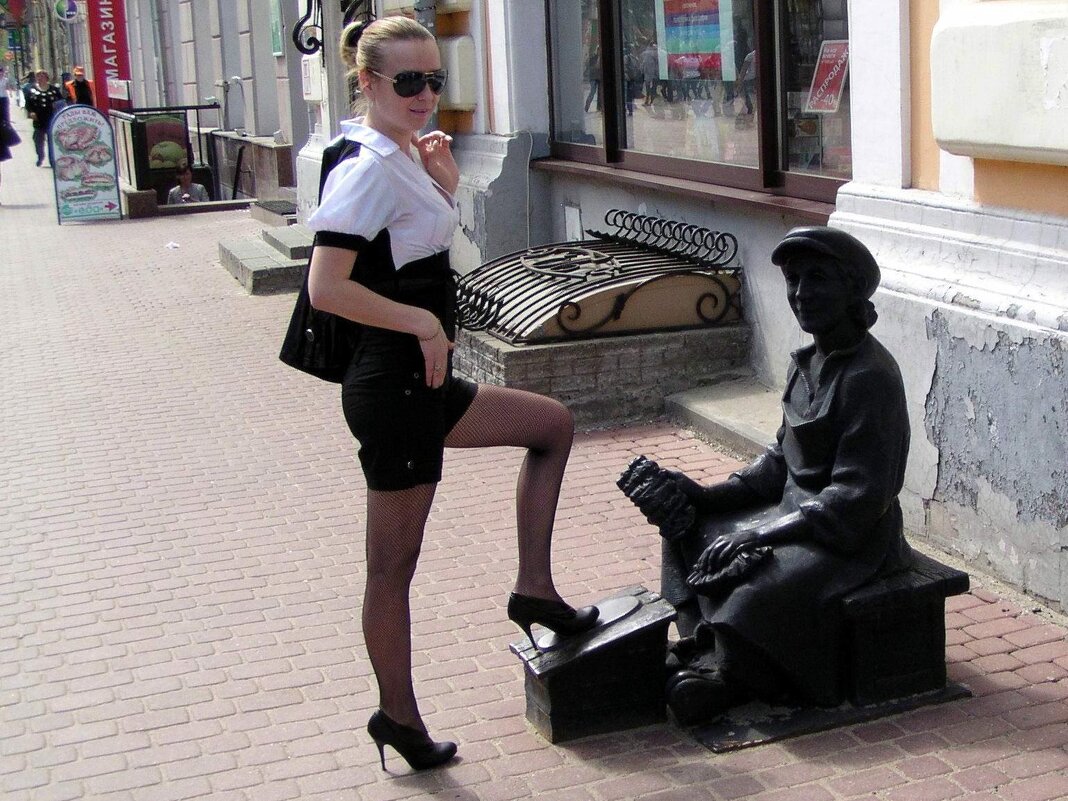 – Смотри, чулочки не зацепи!.. - Михаил Андреев