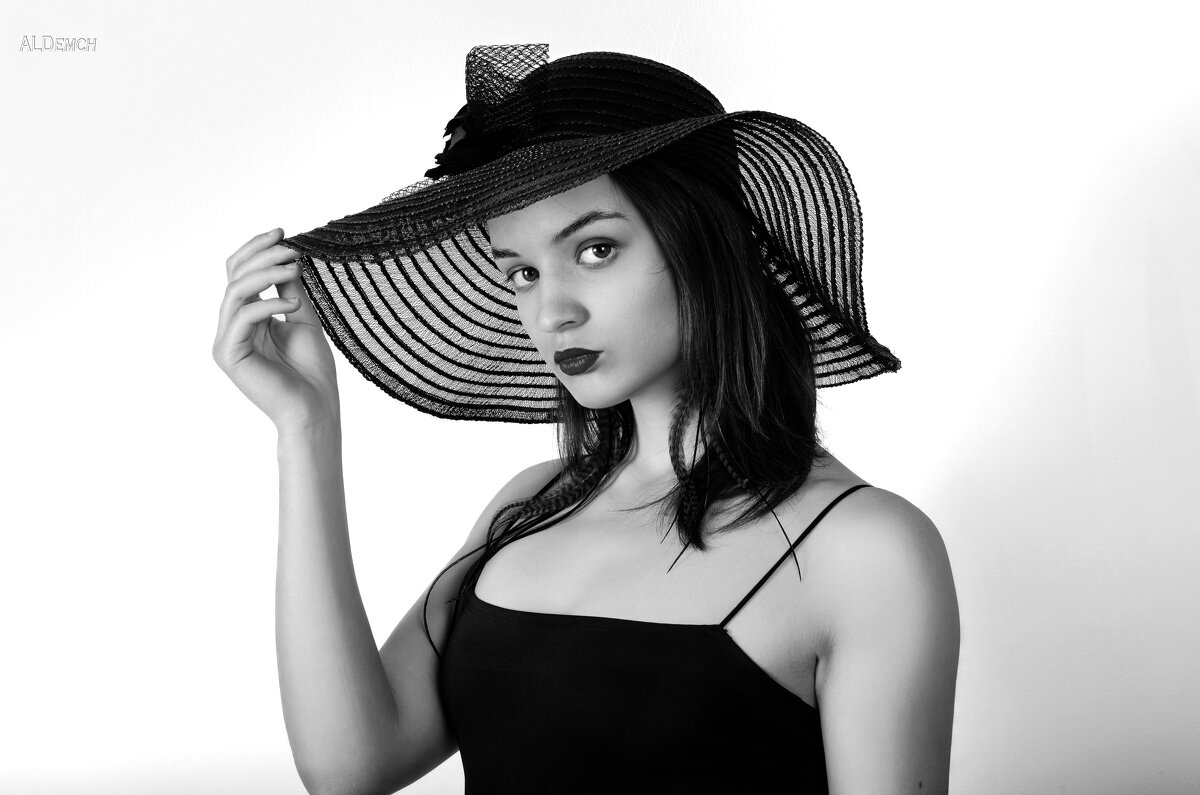 Таинственность в каждом взгляде: когда шляпа становится частью тебя - Александр ALDemch Демченко Таинственность в каждом взгляде: когда шляпа становится частью тебя - Александр ALDemch Демченко