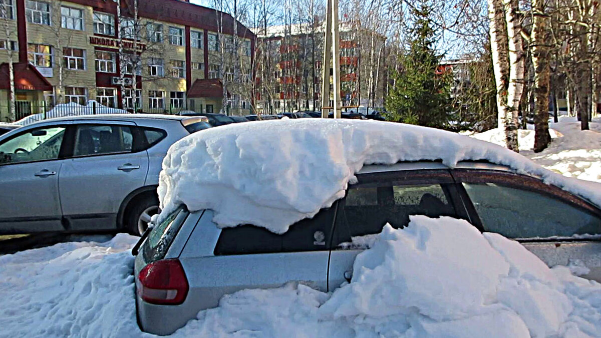 Март...Авто вытаивает из снежного сугроба! - Владимир 