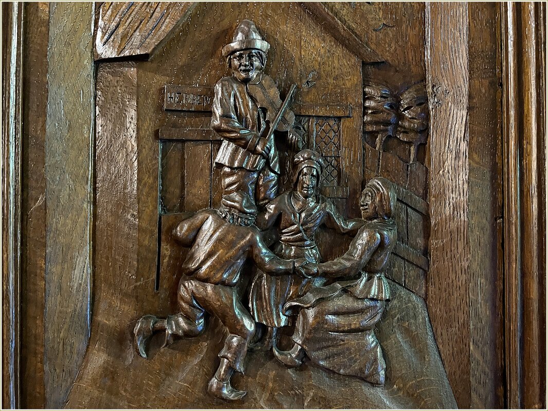 На серванте. - Валерия Комова