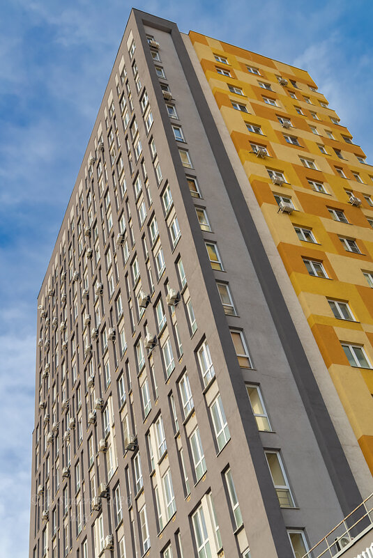 Высотный дом на фоне неба - Александр Синдерёв