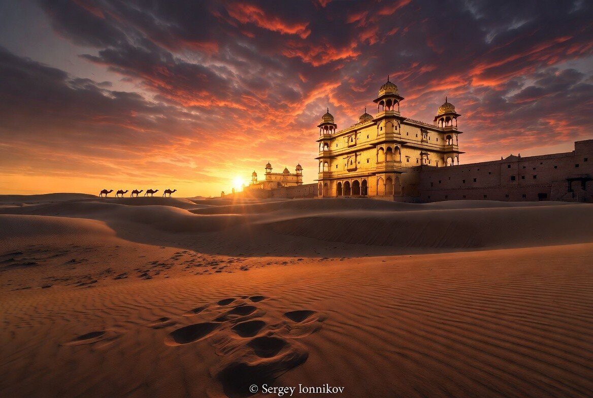 Золотой дворец среди песков Раджастхана освещенный закатным светом - Сергей Ионников