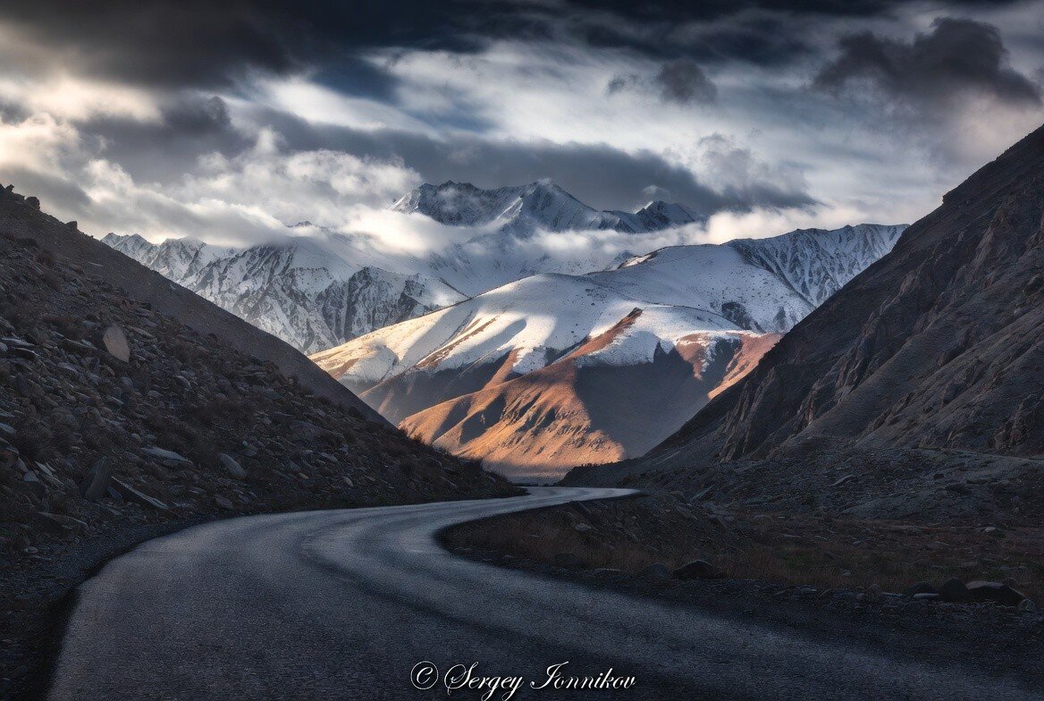 Извилистая дорога ведущая к заснеженным вершинам Гималаев в Индии - Сергей Ионников