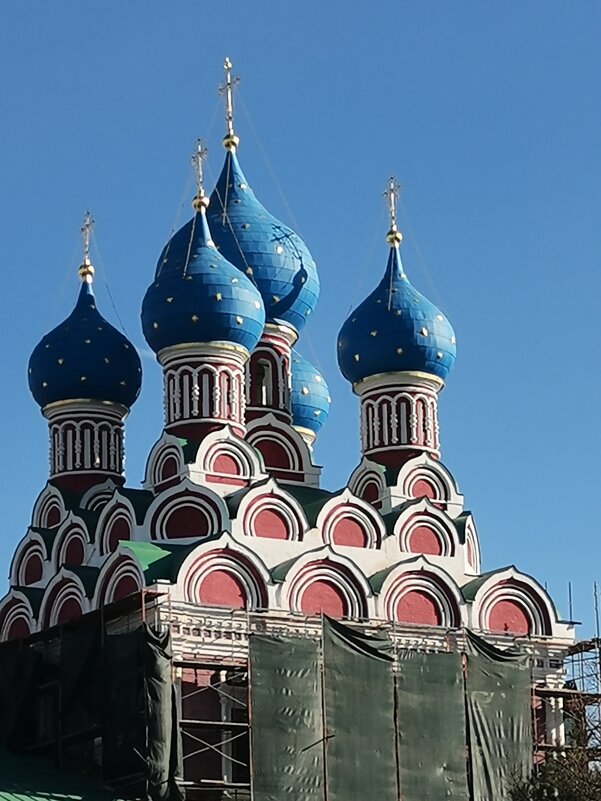 Красивые купола цвета неба и тень от креста. - Любимова Ольга 