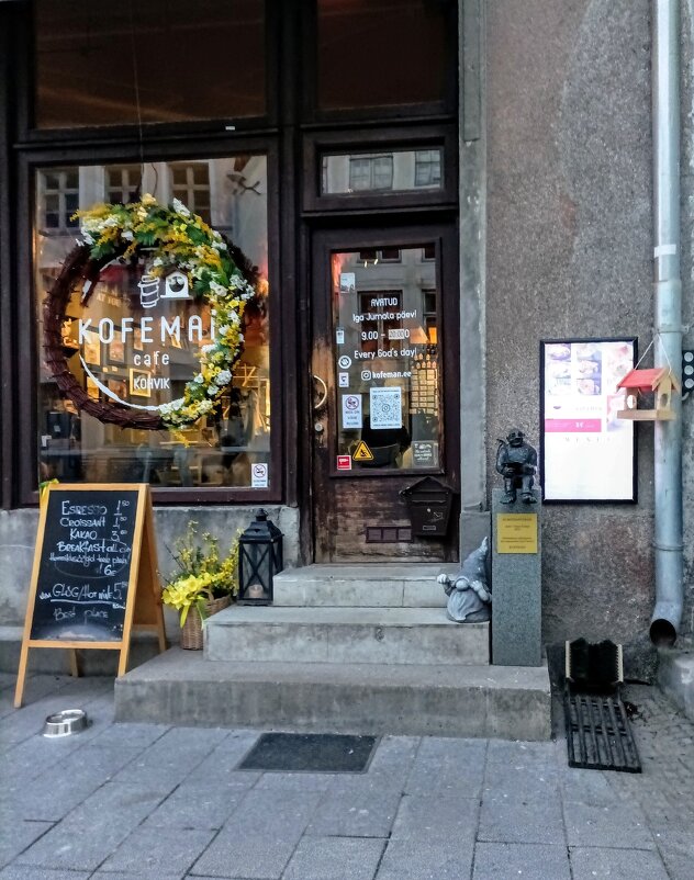 У входа в кафе "Kofeman" - Veera V