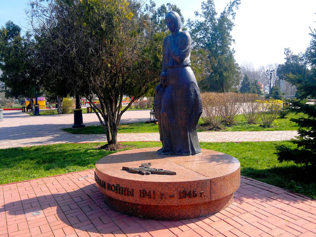 Керчь. Памятник Детям Керчи - жертвам Великой Отечественной войны. - Пётр Чернега