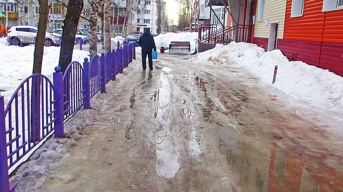 Март...Гололед и лужа -подарок пешеходу! - Владимир 