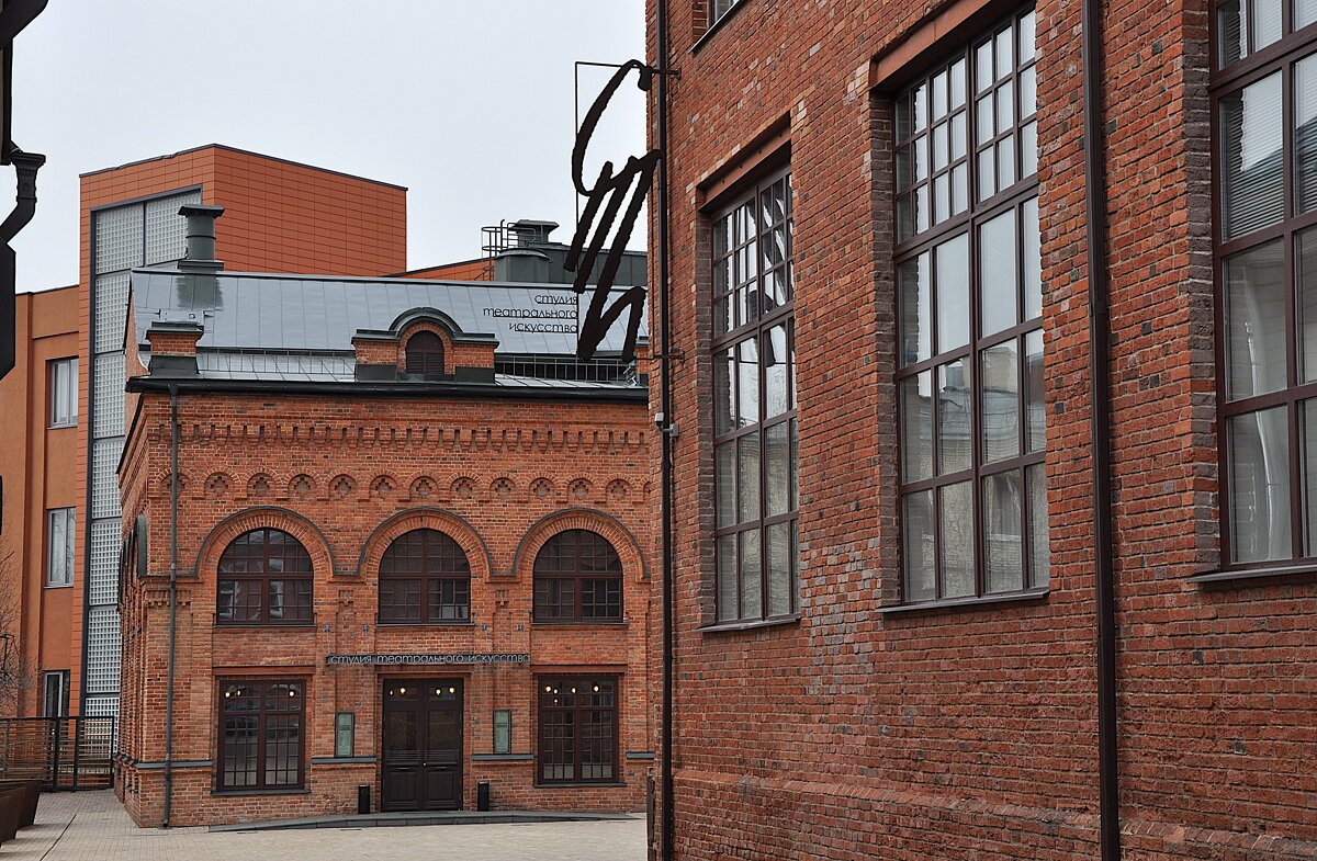 Сразу с улицы попадаем к театру СТИ - Анатолий Колосов