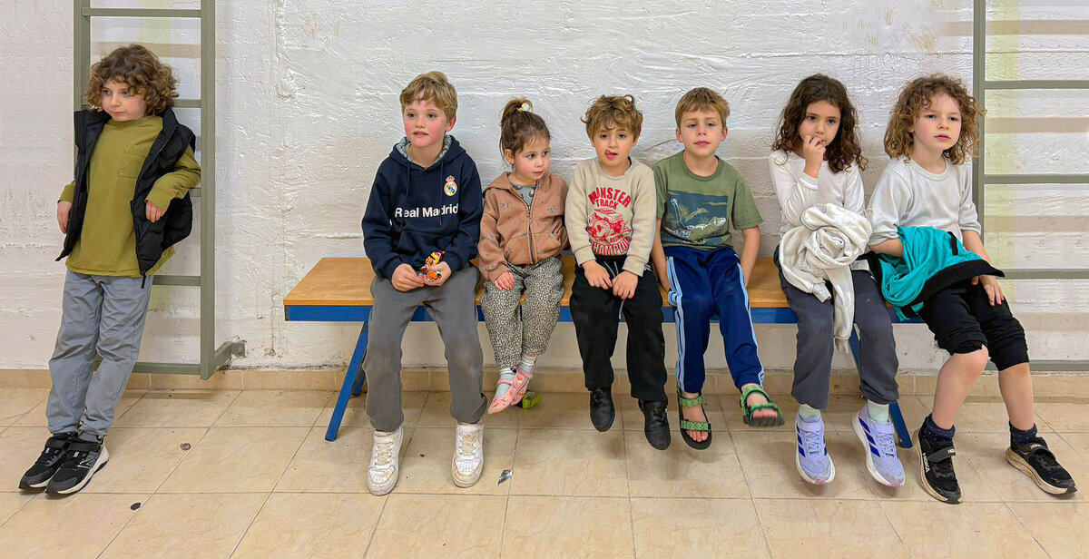 Снято в бомбоубежище. Израильские дети пережидают ракетный обстрел. - Эмиль 