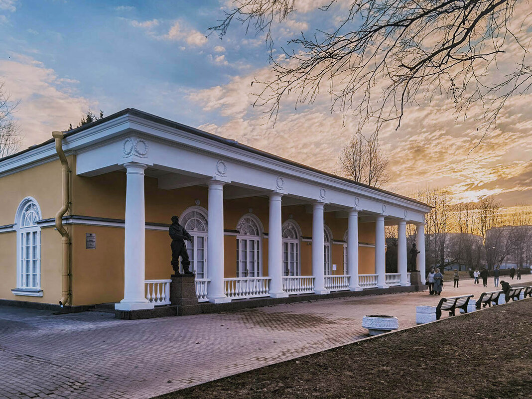 Парк Победы. Павильон шахматно - шашечный ( кинотеатр "Глобус" ) - Лилия *