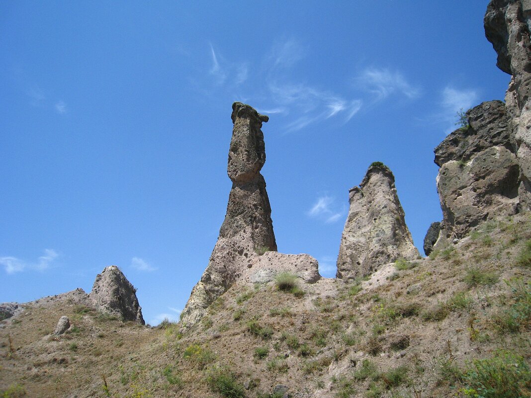 Натуральный каменный памятник настоящему армянину. - unix (Илья Утропов)