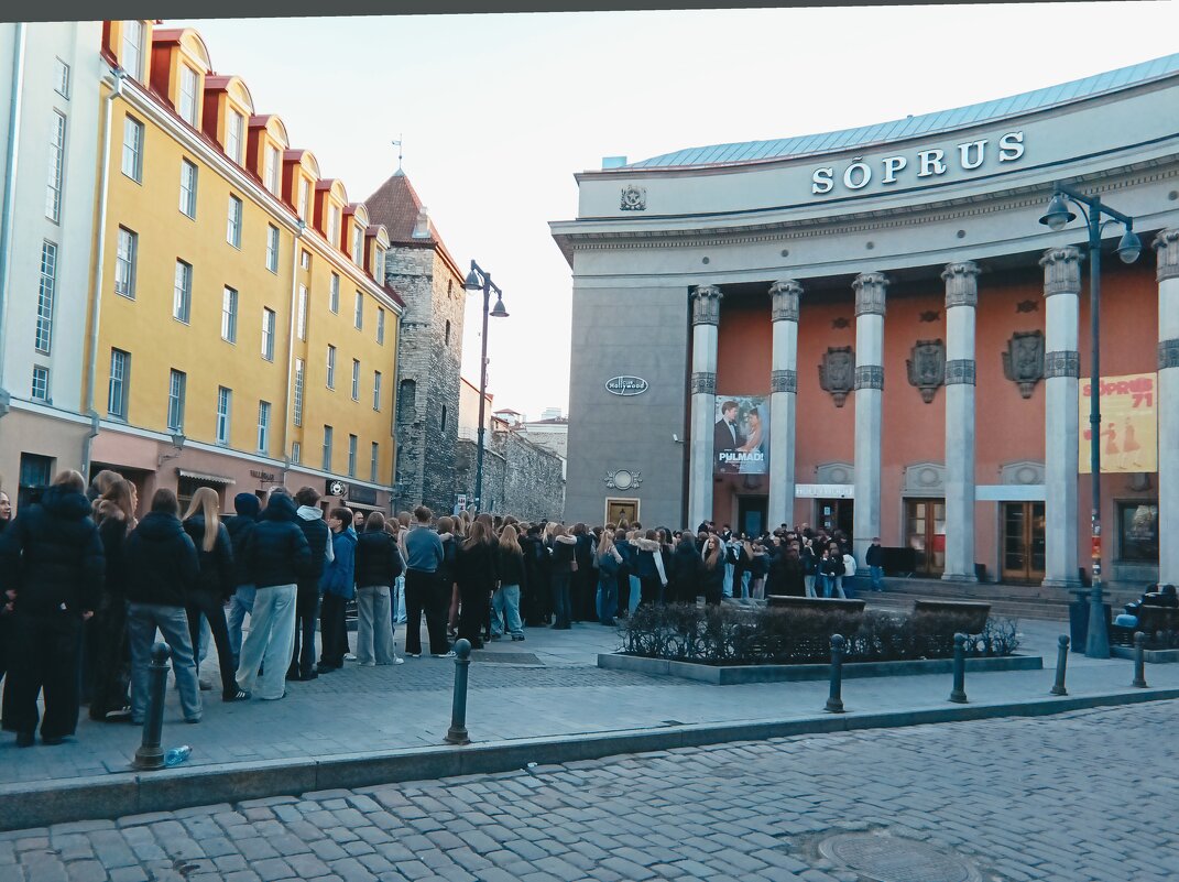 У кинотеатра "Сыпрус" - Veera V У кинотеатра "Сыпрус" - Veera V