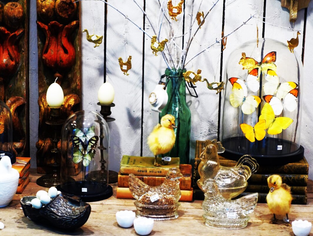 Пасхальные украшения в окне магазина - Aida10 